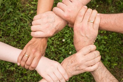 Menschen im Dorf, Gemeinschaft