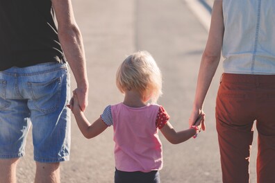 junge Familie, Vater, Kind und Mutter gehen spazieren