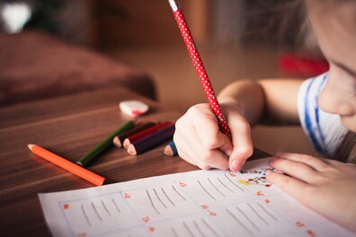 Bildung, Schulkind bei den Hausaufgaben